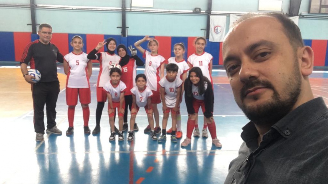 Futsal kız takımımız okulumuza kupa ile döndü.