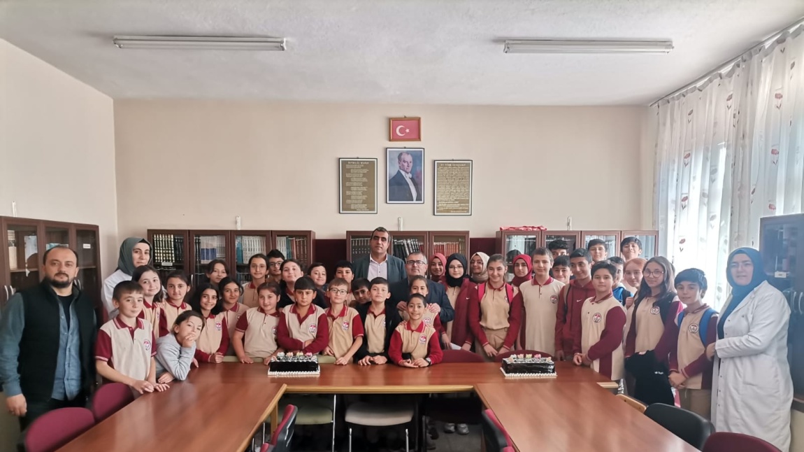 Mevlidi Nebi Haftası Sınıflararası pano yarışması birincileri 5/B ve 8/A sınıfı ödül pastalarını kestiler