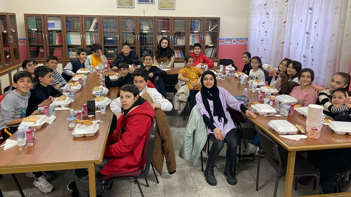 6-b sınıfı öğrencileri ile okulumuzda iftar yaptık.